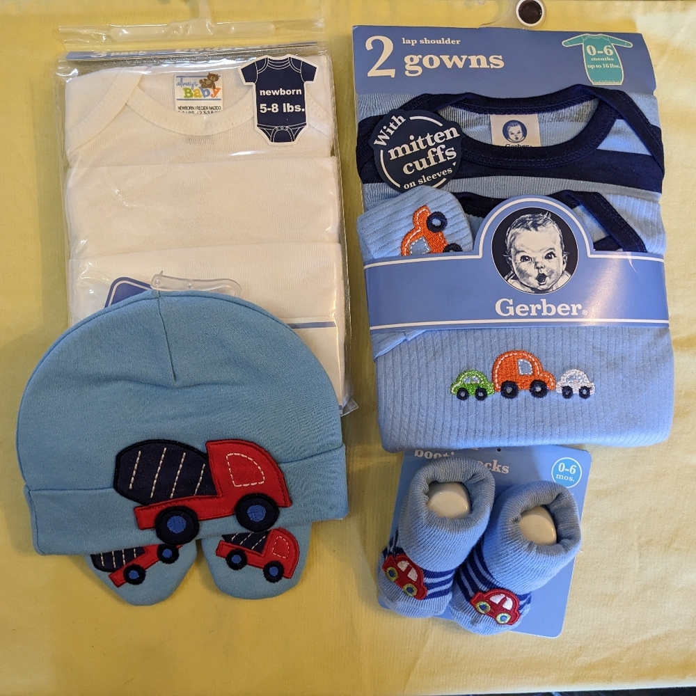 Gerber Baby Boy Bundle Gowns Hat Mittens Socks Onesies Newborn 0-6 Cars, T19MIS